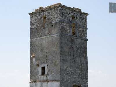 e in particolare della torre, solcata da un'evidente crepa verticale